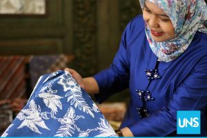 Staff UNS menunjukan salah satu kain batik hasil pewarna alam berwarna biru yang dipamerkan dalam gelaran launching UNS ECODY